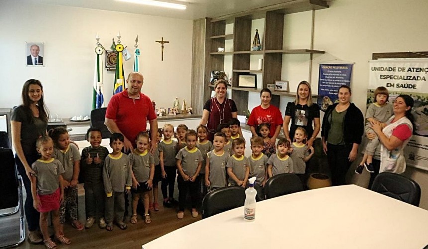 Alunos do CMEI Primavera visitam Prefeitura de Capitão