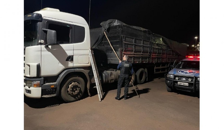 Carreta carregada com 300 mil maços de cigarros contrabandeados é apreendida em Cascavel