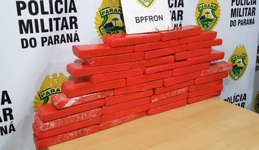 Jovem é flagrada pelo BPFron com 22 quilos maconha em ônibus na BR-369 em Corbélia