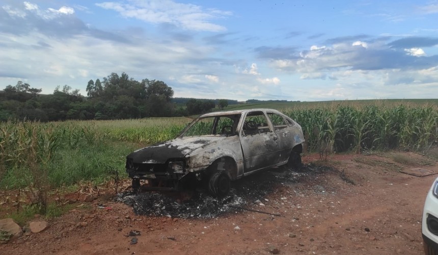 Veículo com placas de Realeza é encontrado completamente incinerado no interior de Ampére