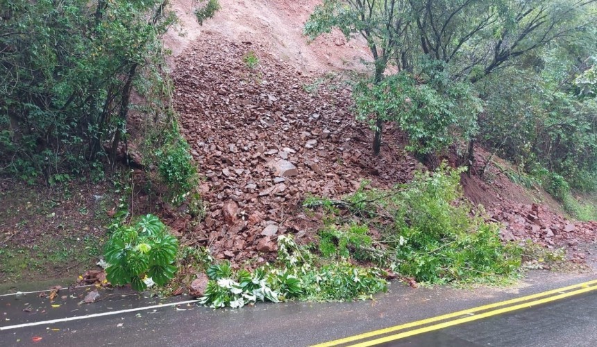 Deslizamento de terra bloqueia rodovia PR-281 trecho que liga Realeza a São Valério