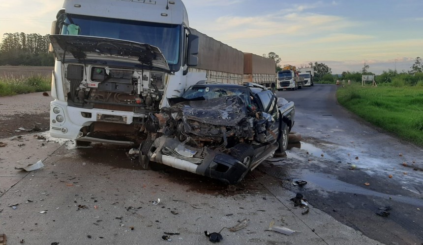 Colisão entre Carreta e Camionete deixa duas pessoas em estado grave na BR-163 em Capitão
