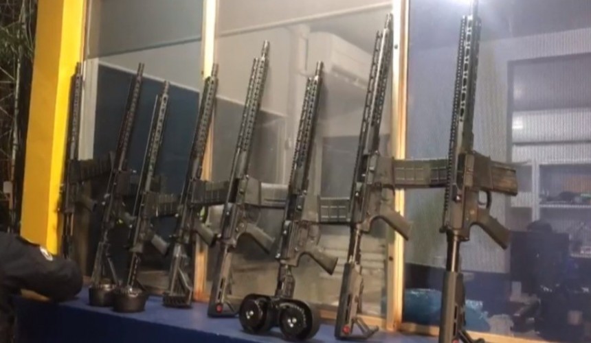 PRF apreende 10 fuzis na BR 277 em Santa Terezinha de Itaipu