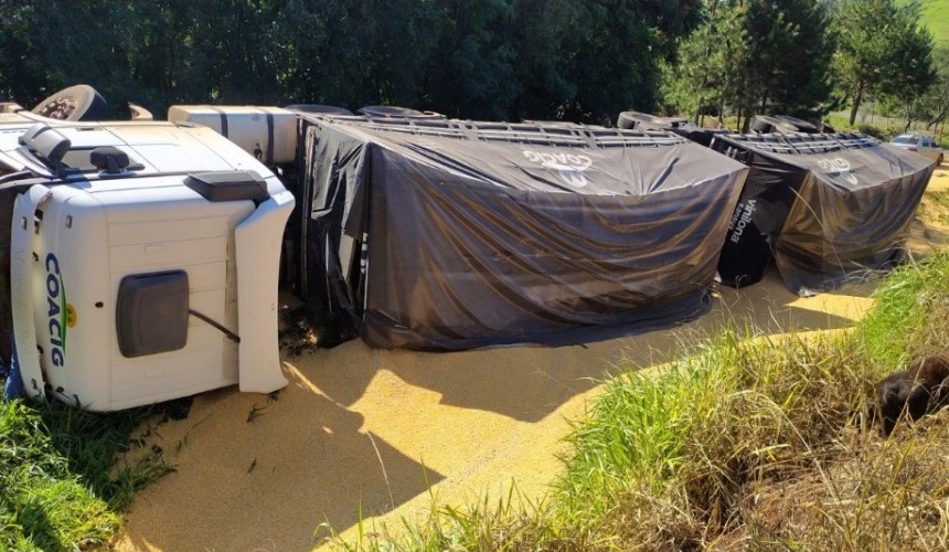Carreta tomba entre Capitão Leônidas Marques e Boa Vista da Aparecida
