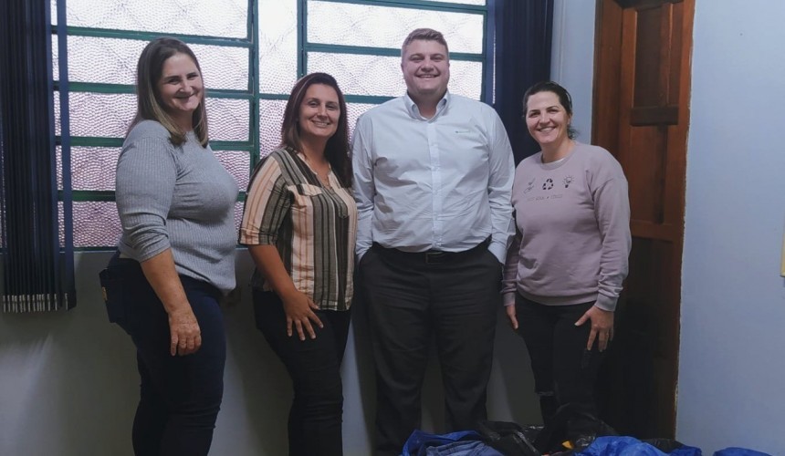 Sicredi realiza entrega de doações arrecadadas na Campanha Inverno Cooperativo 2022