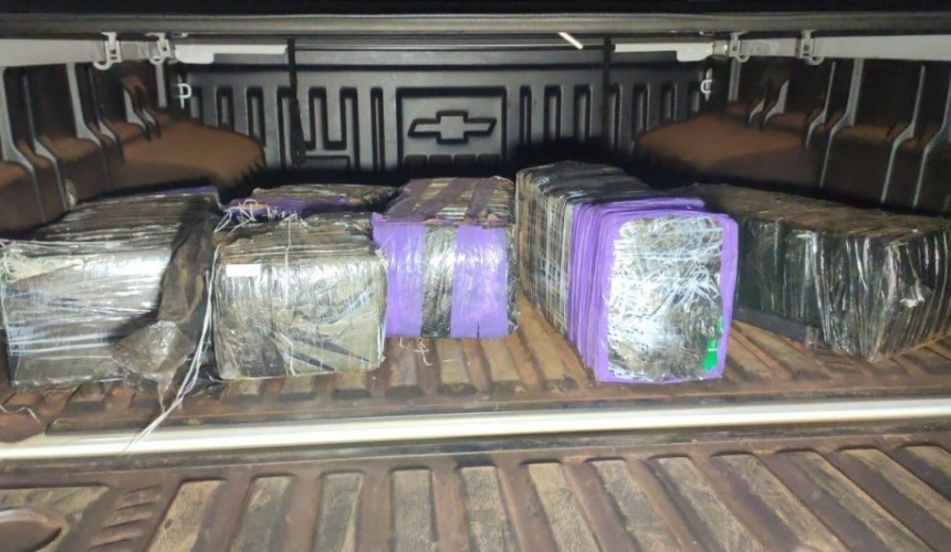 Três são presos e uma adolescente apreendida com 80 quilos de maconha em Cascavel