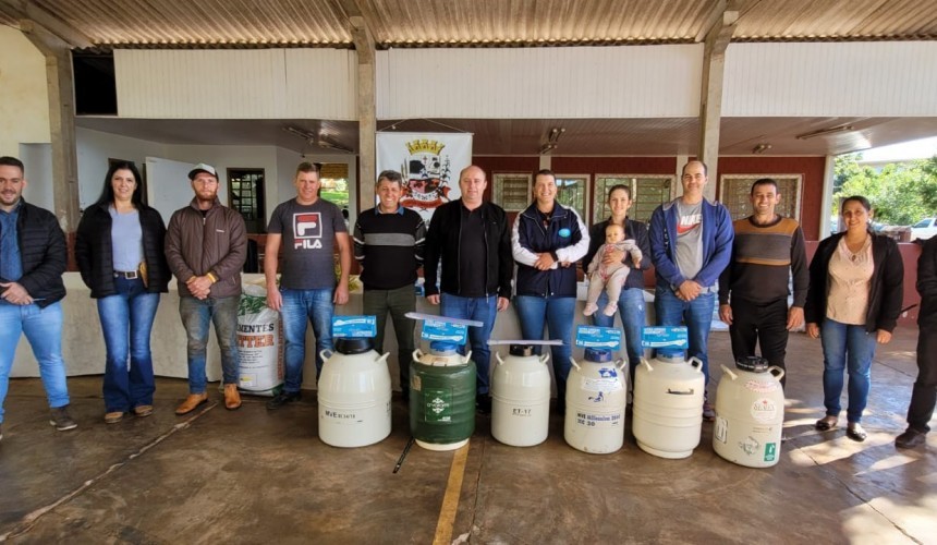 AGRICULTURA: Produtores Rurais recebem sementes de Aveia e Sêmem Bovino em Capitão