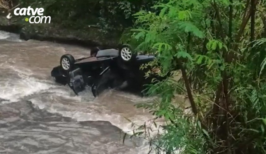 Pai salva filha de 6 anos após serem arrastados por correnteza em Toledo