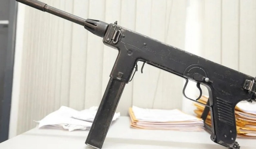 Rapaz de 27 anos é flagrado pela PM com metralhadora de fabricação artesanal em Cascavel