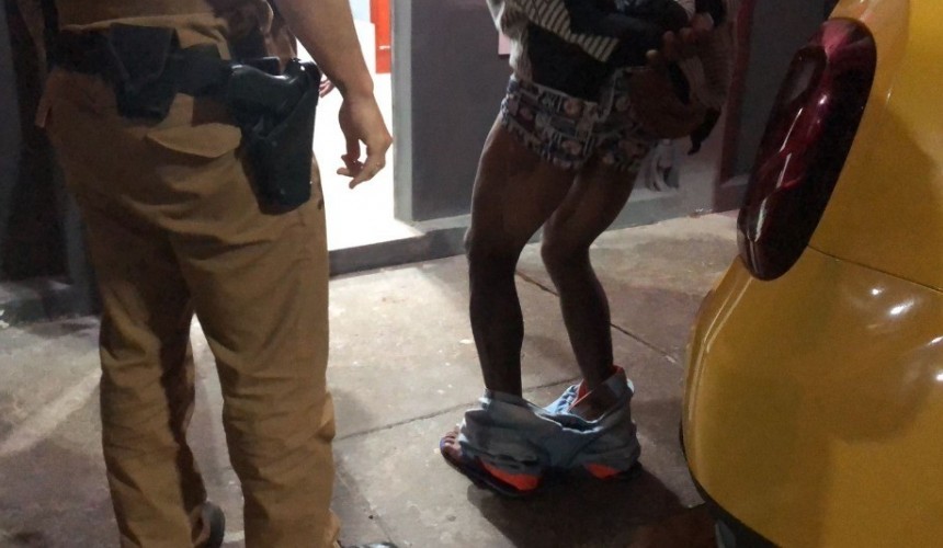 De calça arriada, homem é preso ao agredir três mulheres e resistir à prisão em Cascavel