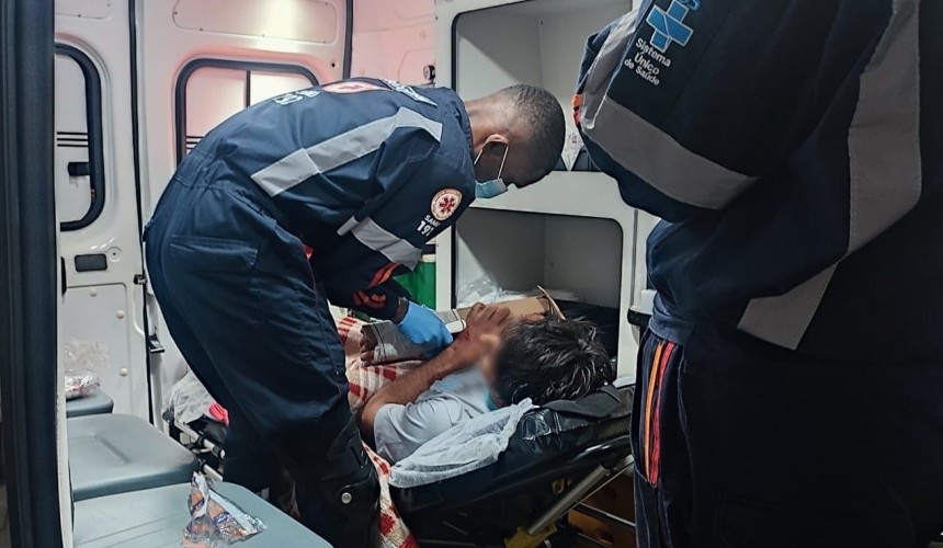 Rapaz é violentamente espancado após suposta dívida de drogas; vítima teve os braços quebrados