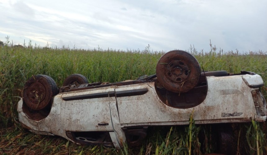 Santa Izabel do Oeste: Motorista perde controle de caminhonete e capota na PR-886