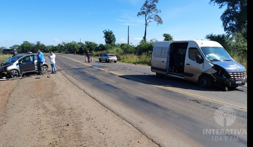 Carro e van se envolvem em colisão frontal na BR-163 em Capitão