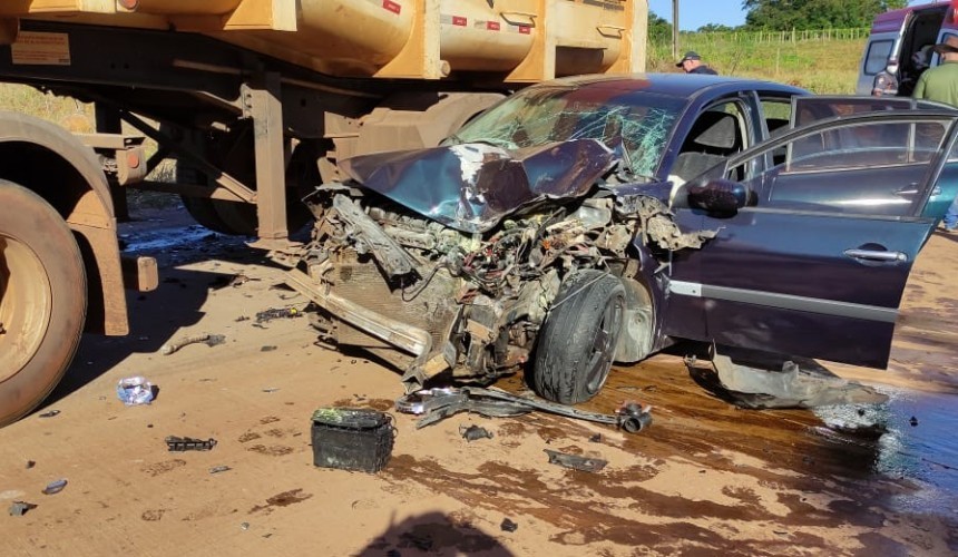 Colisão frontal entre carro e bitrem é registrado na BR-163 em Capitão