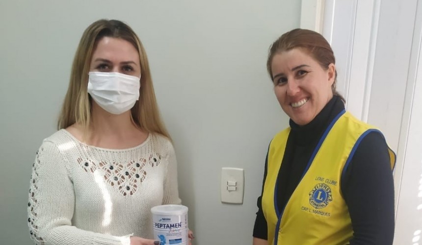 Lions Club de Capitão faz entrega de latas de leites especiais para Secretária de Saúde de Capitão