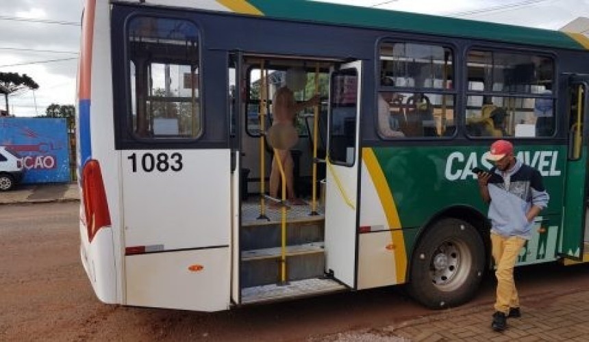Sem frio e sem vergonha, homem tira as roupas e fica peladão dentro no transporte coletivo em Cascavel