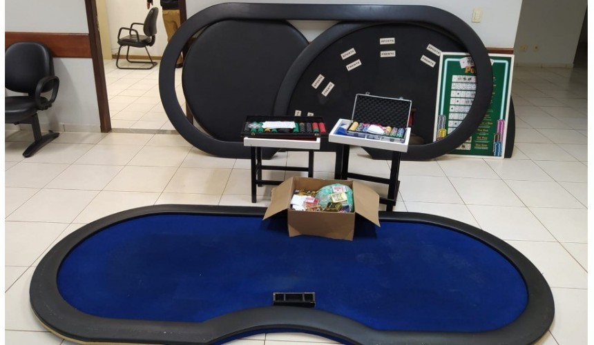 81 baralhos e mais de R$ 7 mil apreendidos durante ação em casa de jogos de azar em Cascavel