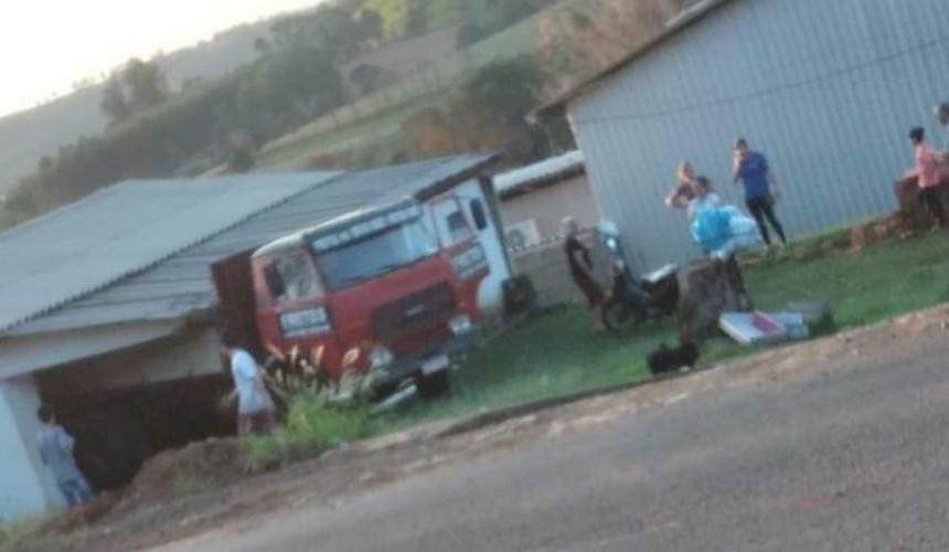 Caminhão desgovernado invade residência em Boa Vista da Aparecida