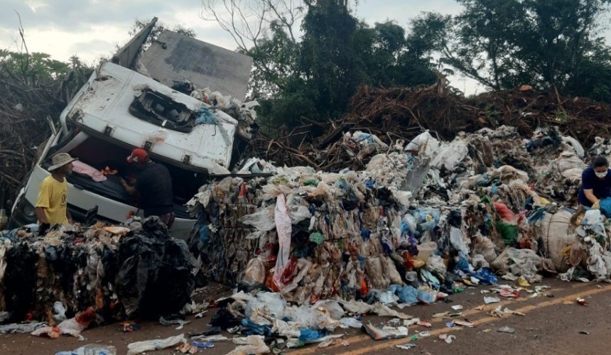 Caminhão tomba e deixa carga de lixo reciclado espalhada na PR 484