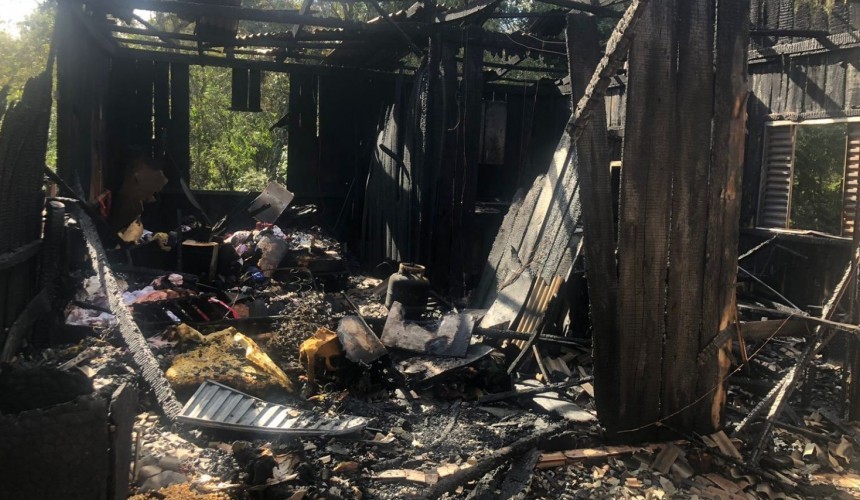 Incêndio destrói residência durante a madrugada em Salto do Lontra