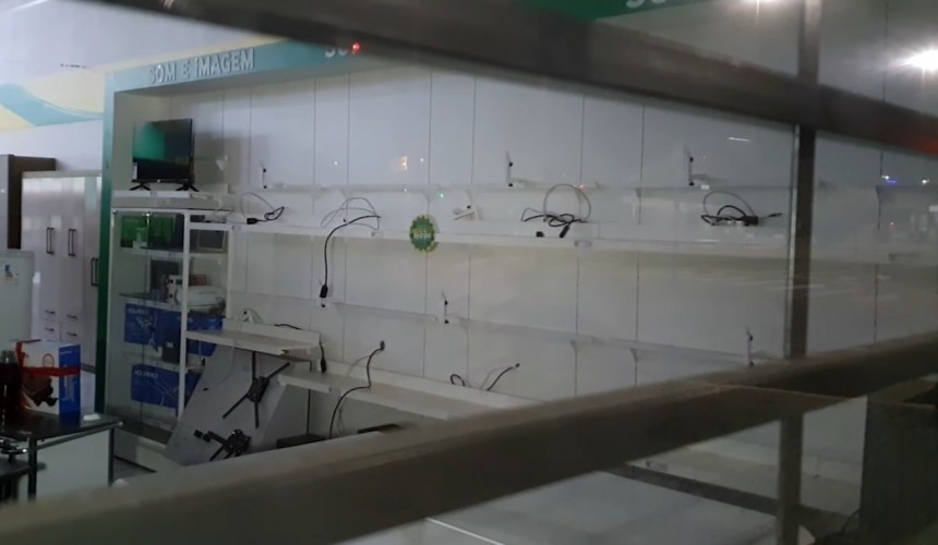 Bandidos invadem loja de departamentos e furtam oito televisores em Cascavel