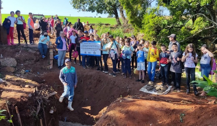 Alunos da Escola Terezinha Machado ajudam na recuperação de nascente de número 467 em Capitão