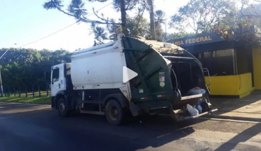 Caminhões da coleta de lixo são apreendidos pela PRF em Santo Antônio da Platina
