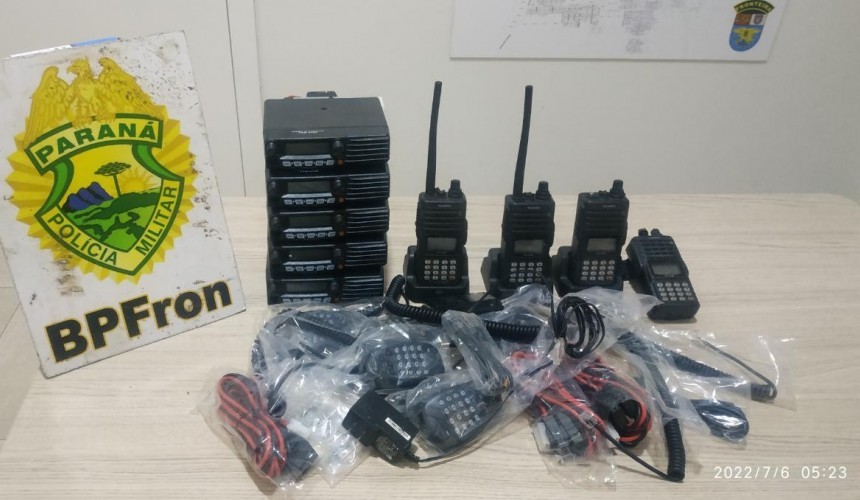 BPFRON, 21° BPM e cadetes da PMPR apreendem rádios comunicadores em ônibus na cidade de Realeza