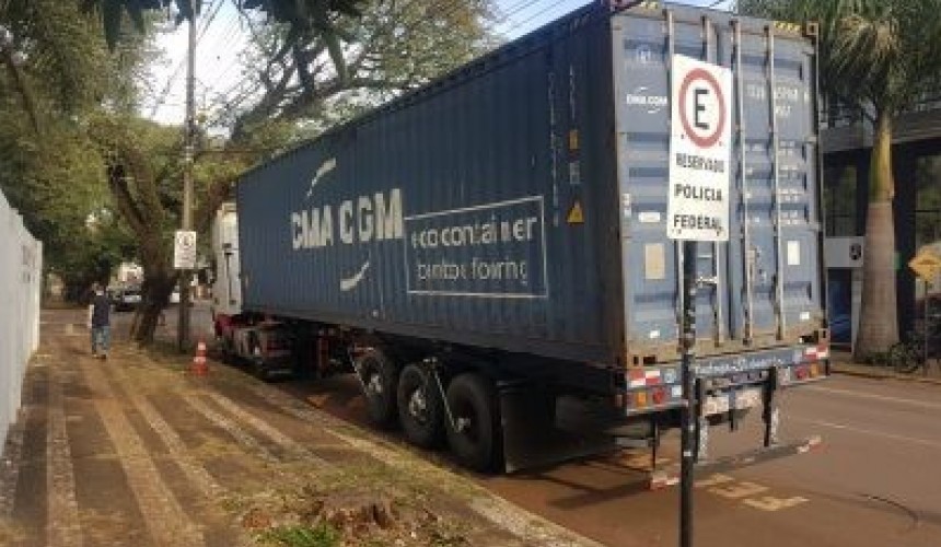 PRF apreende caminhões com meia tonelada de maconha e 50 caixas de cigarros em Cascavel