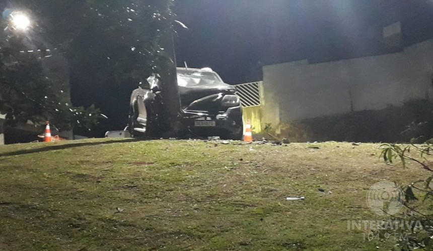 Caminhonete colide contra poste em Capitão