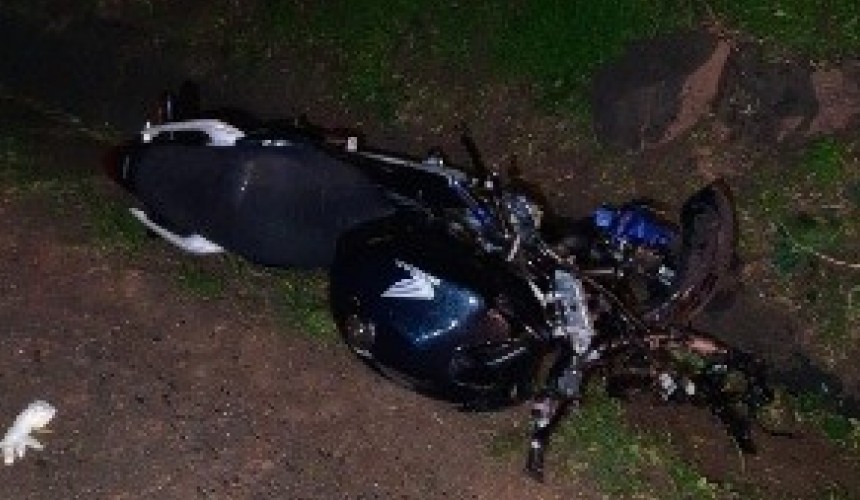 Homem morre em colisão entre moto e carreta na PR-182 em Ampére, carreta era de Capitão