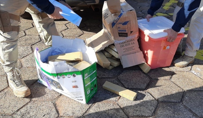 PRF apreende 72 kg de maconha após perseguição na BR 277