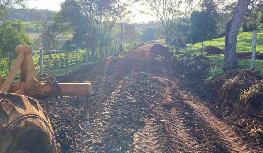 Secretaria de obras continua melhorias em estradas do interior de Capitão