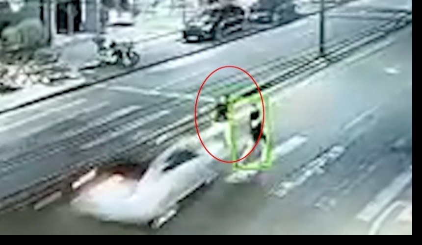 Jovem é atropelada e arremessada contra poste de energia elétrica em Pato Branco