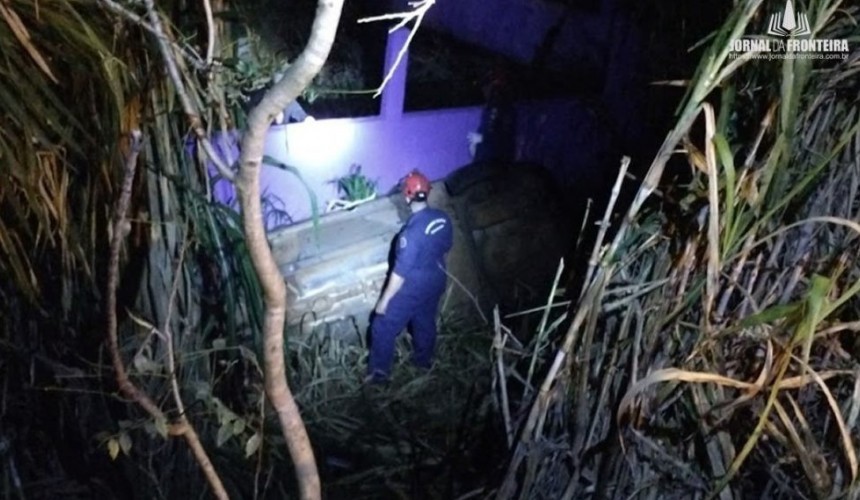 Homem sofre ferimentos graves em capotamento na BR-163 em Barracão