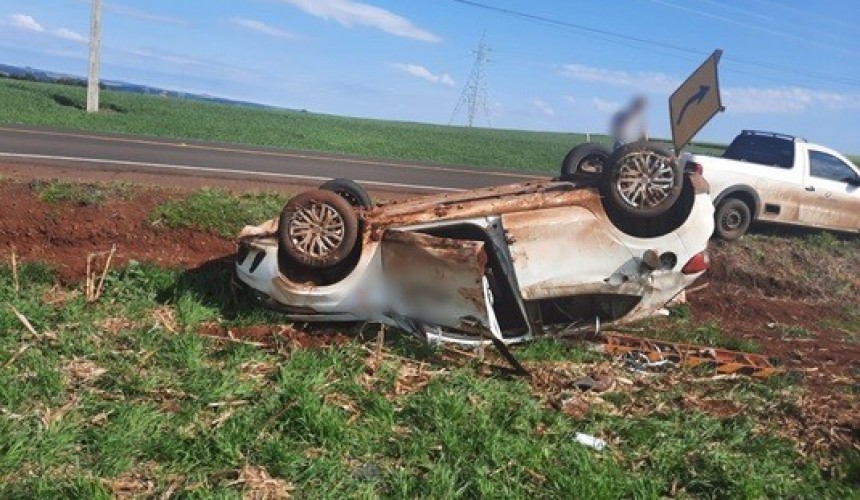 Jovens ficam feridos após carro capotar na PR-583 em Pérola do Oeste