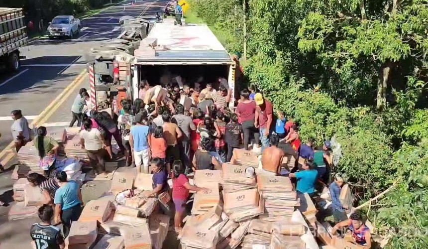 Indígenas saquearam 27 toneladas de frango congelado de caminhão que tombou em Nova Laranjeiras