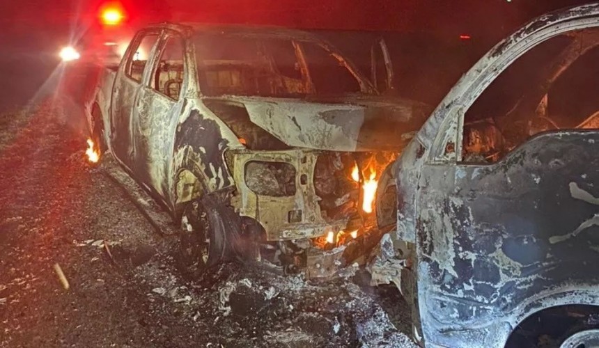 Caminhão e caminhonete pegam fogo após batida, e motoristas escapam ilesos, em Três Barras do Paraná