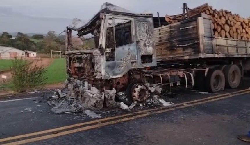 Caminhão é destruído pelo fogo na PR-493 em Dois Vizinhos