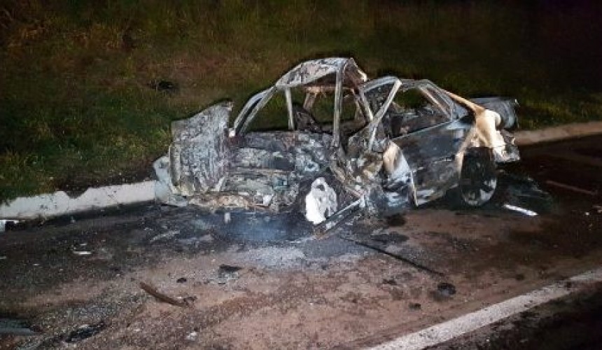 Tragédia na rodovia: acidente entre carro e carreta bitrem deixa vítima carbonizada em colisão frontal na BR-163