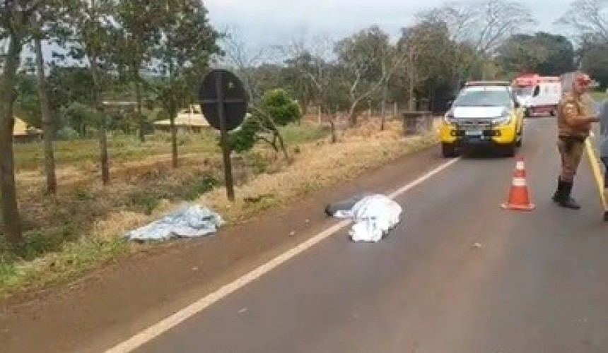 Mulher morre e homem fica gravemente ferido em colisão entre moto e caminhão na PR-281 em Realeza