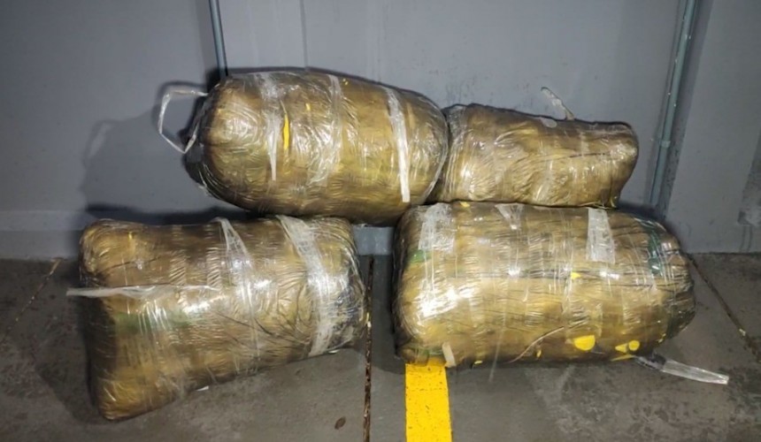 PRF apreende pelo menos 70kg de maconha capulho em veículo de locadora na BR 277 em Cascavel
