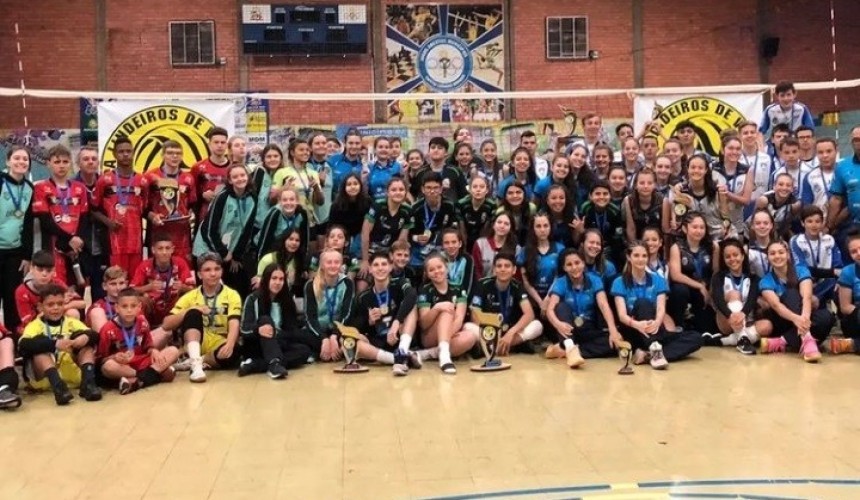 Equipe de voleibol masculino de Capitão é campeã da etapa da Copa Lindeiros