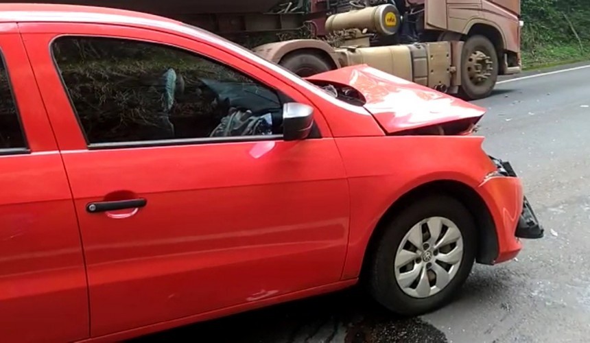 Acidente envolvendo um automóvel e duas carretas é registrado na PR-281, próximo a ponte do Rio Capanema