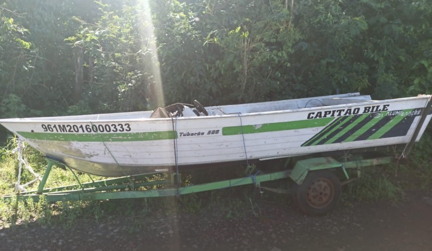 Policia encontra em Santa Lúcia barco que pode ser produto de furto