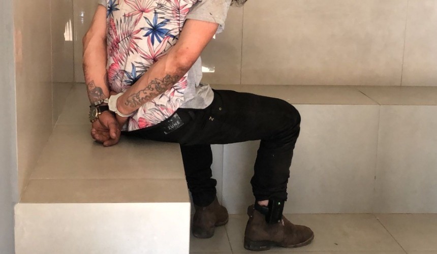 Homem com mais de 10 passagens policiais é detido com carro furtado em Cascavel