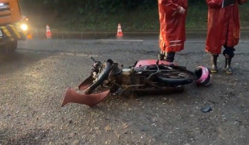 Mulher sofre ferimentos graves em colisão entre carro e motocicleta na PR-481, em Ampére