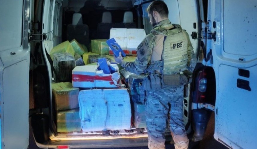 Furgão com quase 2 toneladas de maconha é apreendido na BR 277 em Céu Azul