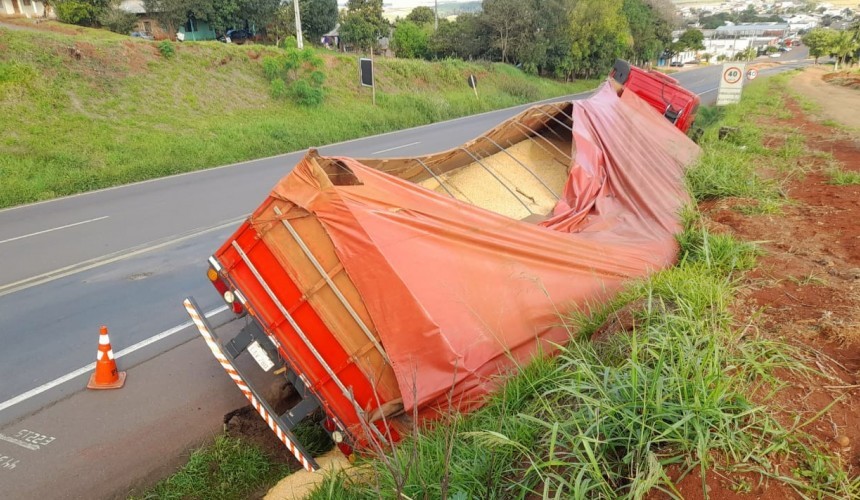 Caminhão carregado de milho tomba na BR 163 próximo do perímetro urbano de Lindoeste