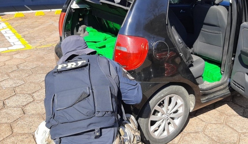 PRF prende casal com veículo carregado com maconha na BR 277 em Cascavel